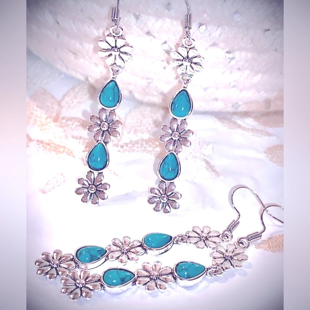 NWT Silver Flowers w/Turquoise Dangling Earrings- About 2.5” Long- Cute w/Jeans